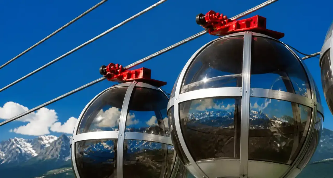 Bulles du téléphérique de la Bastille à Grenoble, vue rapprochée