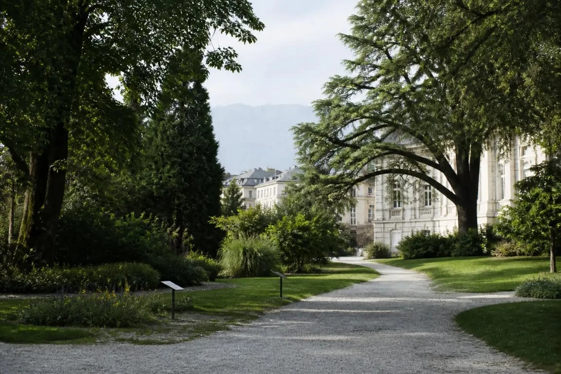 Jardin des plantes Grenoble : allée de visite et ambiance patrimoniale