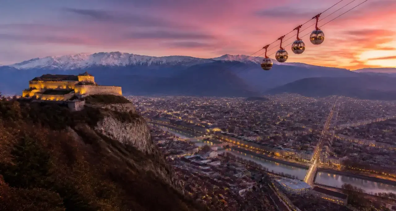 Grenoble vue depuis la Bastille au coucher du soleil, bulles du téléphérique en premier plan