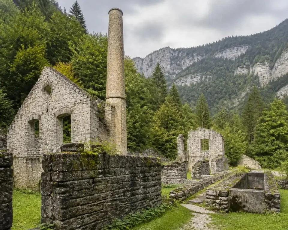 Fourvoirie et l'ancienne distillerie près des Gorges du Guiers Mort