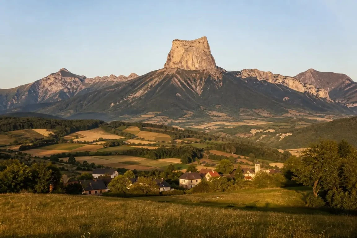 Le Trièves, panorama du Mont Aiguille et des villages du Sud Isère