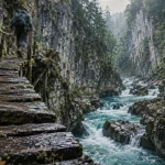 Gorges du guiers mort : passerelle humide et rochers glissants