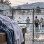 Piscine grenoble : bassin extérieur chauffé, nageurs et brume légère
